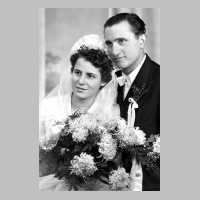 111-1285 Gerhard Reinhardt und Frau Hannelore, geb. Milbradt aus Wehlau und Deetz an ihrem Hochzeitstag am 25.11.1955.JPG